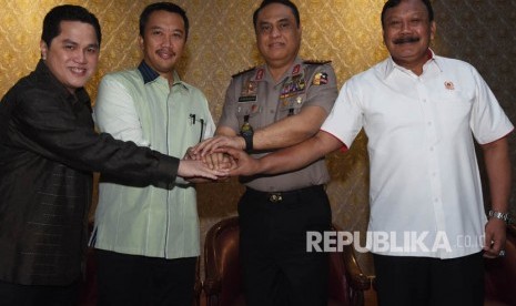 Menpora Imam Nahrawi (kedua kiri) berjabat tangan dengan Ketua KOI Erick Tohir (kiri), CdM Indonesia untuk Asian Games Komjen Syafruddin (kedua kanan) dan Waketum I KONI Suwarno (kanan) dalam rapat koordinasi Asian Games 2018 di Jakarta, Jumat (12/1). 