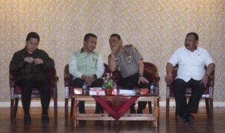 Menpora Imam Nahrawi (kedua kiri) bersama Ketua KOI Erick Tohir (kiri), CdM Indonesia untuk Asian Games Komjen Syafruddin (kedua kanan) dan Waketum I KONI Suwarno (kanan) dalam rapat koordinasi Asian Games 2018 di Jakarta, Jumat (12/1). Rapat itu beragenda penyatuan visi menuju prestasi Asian Games 2018. 