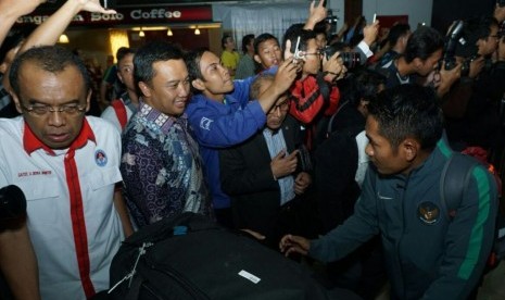 Menpora Imam Nahrawi (kedua kiri) saat menyambut kedatangan skuat timnas Indonesia di Bandara Soekarno Hatta, Kamis (8/12).