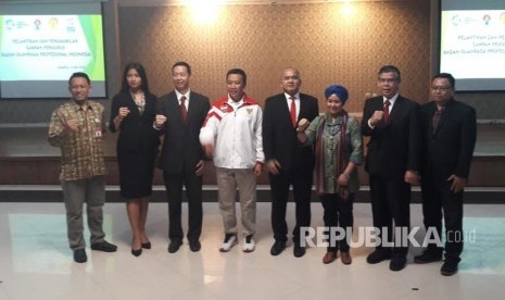 Menpora Imam Nahrawi (keempat kiri) bersama pengurus baru BOPI di Jakarta, Senin (14/5).