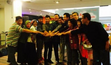 Menpora Imam Nahrawi (keenam dari kiri) dan Deputi I Bidang Pemberdayaan Pemuda Kemenpora,  Yuni Poerwanti (ketiga dari kiri) berfoto bersama perwakilan pemuda dan pejabat Kemenpora lain saat meresmikan ASEAN Youth Center Korea di lantai 6 Blok M Plaza, Ja