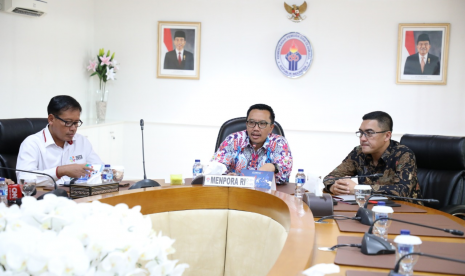 Menpora Imam Nahrawi ketika menerima Direktur PT Pengembangan Pariwisata Indonesia Persero/Indonesia Tourism Development Corporation (ITDC) Abdulbar M Mansyur di Jakarta, Senin (25/2).