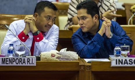 Menpora Imam Nahrawi (kiri) berbincang dengan Ketua Indonesia Asian Games Organizing Committee (INASGOC) Erick Thohir (kanan) sebelum rapat kerja dengan Komisi X DPR di Komplek Parlemen Senayan, Jakarta, Kamis (13/10). 