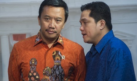 Menpora Imam Nahrawi (kiri) berbincang dengan Ketua Umum KOI Erick Thohir (kanan) usai mengikuti rapat kabinet terbatas di Kantor Kepresidenan, Jakarta, Senin (11/1).