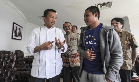 Menpora Imam Nahrawi (kiri) berbincang dengan pesepak bola Indonesia Evan Dimas (kanan) di gedung Kemenpora, Jakarta, Kamis (19/5). 