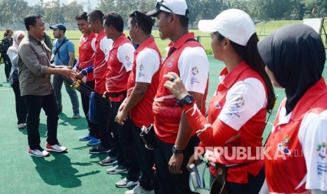 Menpora Imam Nahrawi (kiri) berbincang dengan sejumlah atlet pelatnas panahan Asian Games 2018 di Jakarta, Selasa (20/3). 