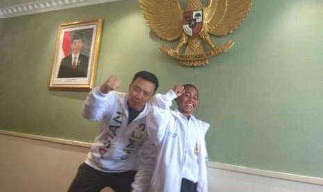 Menpora Imam Nahrawi (kiri) berpose bersama Johanes Adekalla atau yang diakrab dipanggil Joni, bocah pemanjat tiang bendera di Atambua NTT. Joni akan diajak menyaksikan Pembukaan Asian Games 2018.