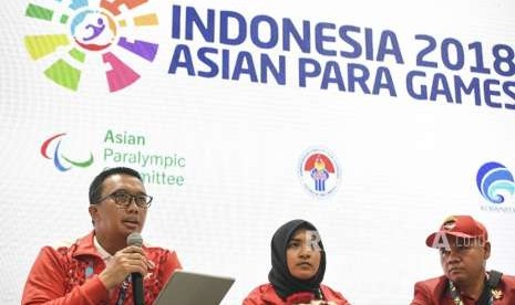 Sports Minister Imam Nahrawi (left) accompanied Indonesian blind judo athlete Miftahul Jannah (center) and judo coach Ahmad Bahar (right) holds a press conference on Miftahul Jannah's disqualification from Asian Para Games 2018 at GBK Arena, Jakarta, Tuesday (Oct 9).