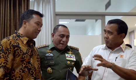 Menpora Imam Nahrawi (kiri) bersama Ketua Umum KONI Pusat Tono Suratman (kanan) dan Ketua PSSI Edy Rahmayadi berbincang sebelum rapat terbatas tentang percepatan pembangunan persepakbolaan nasional di kantor presiden, Jakarta, Selasa (24/1).