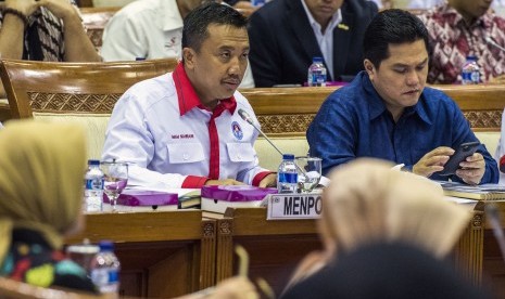 Menpora Imam Nahrawi (kiri) didampingi Ketua Indonesia Asian Games Organizing Committee (INASGOC) Erick Thohir (kanan) menghadiri rapat kerja dengan Komisi X DPR di Komplek Parlemen Senayan, Jakarta, Kamis (13/10). 