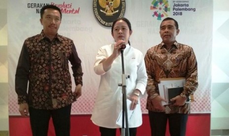 Menpora Imam Nahrawi (kiri), Menko PMK Puan Maharani (tengah) dan Ketua Umum KONI Pusat Tono Suratman memberikan keterangan pers seusai menggelar Rapat Tingkat Menteri (RTM) persiapan Asian Games 2018, bidang prestasi olahraga nasional. RTM digelar Selasa (1/11) di Menko PMK.