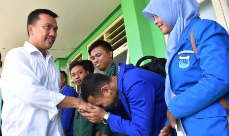 Menpora Imam Nahrawi (kiri) menyalami mahasiswa setelah menyampaikan kuliah umum di Kampus Institut Agama Islam Ngawi, Jawa Timur, Minggu (19/3).