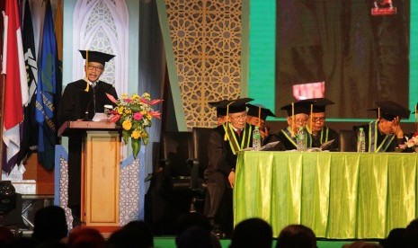 Menpora Imam Nahrawi (kiri) menyampaikan orasi ilmiah disela pengukuhan gelar Doktor Honoris Causa di Gedung Sport Center and Multipurpose UIN Sunan Ampel, Surabaya, Jawa Timur, Kamis (14/9). 