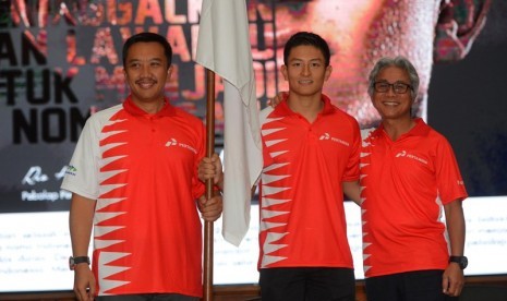 Menpora Imam Nahrawi (kiri), Rio Haryanto (tengah), dan Direktur Utama Pertamina Dwi Sucipto.