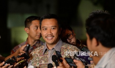 Menpora Imam Nahrawi mejawab pertanyaan wartawan usai bertemu dengan presiden di Istana Negara, Jakarta, Kamis (25/2).