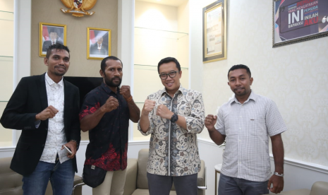 Menpora Imam Nahrawi memberi dukungan kepada petinju pro asal Papua Geisler AP yang akan bertanding pada laga gengsi tinju dunia hingga di Las Vegas.