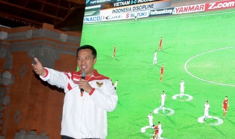 Menpora Imam Nahrawi memberi sambutan saat menghadiri kegiatan nonton bareng pertandingan semifinal Piala AFF Indonesia melawan Vietnam di Benoa, Badung, Bali, Rabu (7/12) malam. Menpora mengapresiasi timnas Indonesia yang berhasil lolos ke babak final Pia