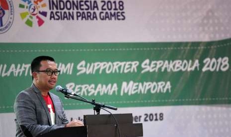 Menpora Imam Nahrawi memberikan kata sambutan pada acara silaturahmi suporter sepak bola bersama Menpora di kantor Kemenpora, Jakarta, Senin (1/10).