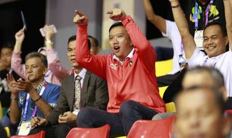 Menpora Imam Nahrawi memberikan semangat saat tim sepak takraw Indonesia bertanding melawan Laos pada pertandingan semifinal ganda putra sepak takraw Asian Games 2018 di GOR Ranau, Jakabaring Sport City (JSC), Palembang, Sumatera Selatan, Jumat (24/8). 