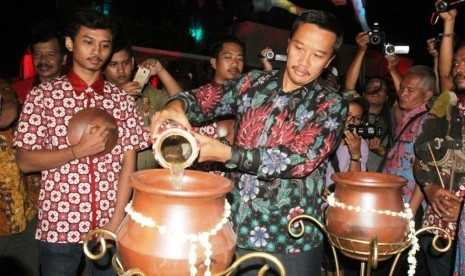 Menpora Imam Nahrawi mencampurkan tanah dan air dari 90 kabupaten/kota Indonesia pada malam jelang perayaan Hari Olahraga Nasional (Haornas) 2017 di Magelang, Jumat (8/9). Tanah dan air ini akan digunakan untuk pembangunan Monumen Tanah Air Nusantara di Gunung Tidar, Magelang.