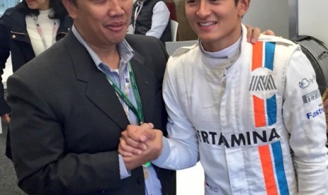 Menpora Imam Nahrawi menghampiri Rio Haryanto memberikan dukungan setelah balapan yang kurang maksimal di balapan F1 Melbourne, Ahad (20/3)