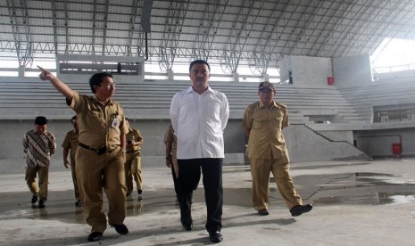 Menpora Imam Nahrawi meninjau Gedung Olahraga (GOR) Palangkaraya, Kalimantan Tengah, Selasa (19/1) . (foto : dok. Kemenpora)