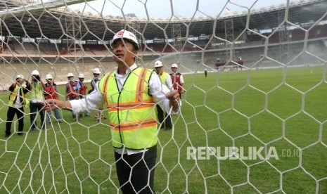 Menpora Imam Nahrawi meninjau pembangunan infrastruktur dan rehabilitasi Stadion Utama Gelora Bung Karno (SUGBK), Jakarta, Selasa (8/8). 