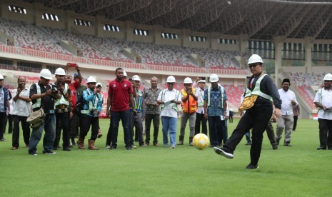 Menpora Imam Nahrawi meninjau Stadion Utama Papua Bangkit, Jumat (21/6) pagi.