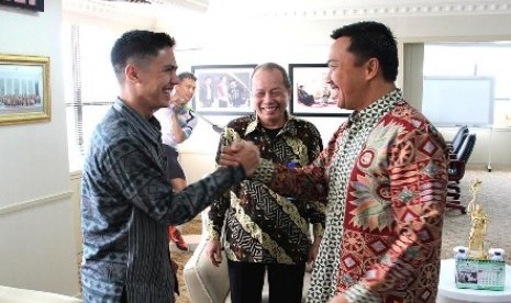  Menpora Imam Nahrawi menyalami Ali Adrian 