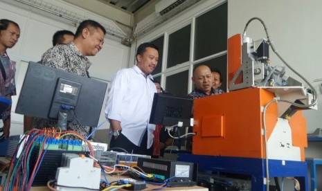 Menpora Imam Nahrawi meresmikan Training Center Unicam Teknikamuda di Yogyakarta, Ahad (11/10). 