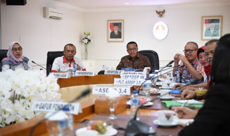 Menpora Imam Nahrawi pimpin rapat dengan Sesmenpora Gaoti S Dewa Broto, Deputi Pembudayaan Olahraga Raden Isnanta, jajaran Eselon 2 di lingkungan Deputi Pembudayaan Olahraga dan perwakilan Gafur Foundation di Ruang Sidang Lantai 10, Menpora, Senayan, Jumat (19/7) siang.