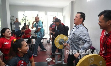 Menpora Imam Nahrawi saat berkunjung ke NPC Solo, Senin (2/4).