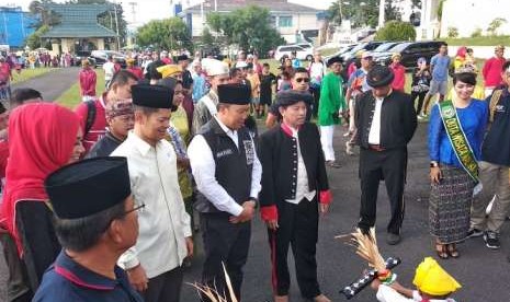 Menpora Imam Nahrawi saat ditambut Tari Soya Soya di halaman Kedaton Kesultanan Ternate, Ahad (9/9).