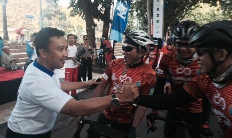 Menpora Imam Nahrawi saat melepas peserta Tambora Bike 2015, Kamis (9/4)