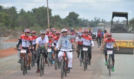 Menpora Imam Nahrawi saat melepas Tim Jelajah Sepeda Nusantara di Sota, Merauke, Papua, Senin (22/7).