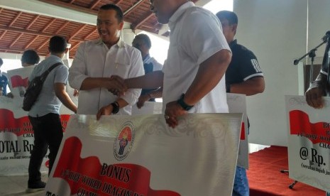 Menpora Imam Nahrawi, saat memberikan bonus bagi atlet dragon boat yang menjuarai 14 th IDBF World Dragon Boat Racing Championship 2019, di Istora Waduk Jatiluhur, Purwakarta, Jumat (30/8). 