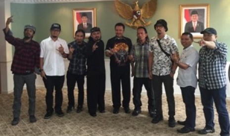 Menpora Imam Nahrawi saat menemui personil band Burgerkill dan Jasad di kantor kemenpora, Selasa (7/4)