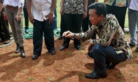 Menpora Imam Nahrawi saat mengecek lintasan lari di GOR Jatidiri, Semarang