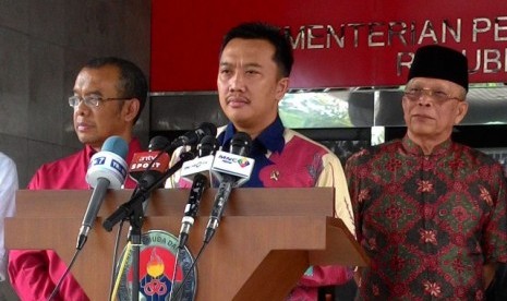 Menpora Imam Nahrawi (tengah)