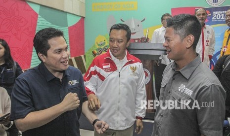 Menpora Imam Nahrawi (tengah) berbincang bersama Ketua Umum Inasgoc Erick Thohir (kiri) dan Ketua Inapgoc Raja Sapta Oktohari (kanan) usai memberikan keterangan kepada media terkait penyelenggaraan Asian Games 2018 pasca serangan bom bunuh diri di wilayah Jawa Timur di Kantor Kemenpora, Jakarta, Senin (14/5). 