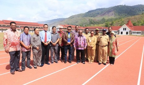 Menpora Imam Nahrawi (tengah) berlari bersama Gubernur Provinsi Papua, Lukas Enembe (paling kanan) dan beberapa pejabat lain Papua lain adu sprint saat menjajal lintasan atletik standar internasional di Sekolah Menengah Atas Negeri Khusus Olahraga di Jayap