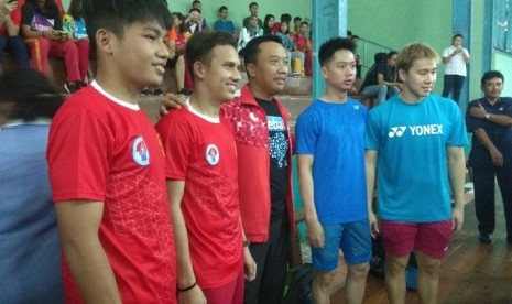 Menpora Imam Nahrawi (tengah) bersama duet juara All England 2018 Kevin Sanjaya Sukamuljo/Marcus Fernaldi Gideon (kanan) berfoto bersama dua siswa SKO Ragunan, Witan Sulaeman (kiri) dan Egy Maulana Vikri (kedua kiri), Selasa (27/3). Menpora mengunjungi SKO Ragunan untuk memberikan semangat.