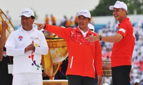 Menpora Imam Nahrawi (tengah) bersama Gubernur Jawa Tengah Ganjar Pranowo (kanan) dan Wali Kota Magelang Sigit Widyonindito (kiri) menyapa peserta pada puncak peringatan Hari Olahraga Nasional (Haornas) XXXIV di Stadion Moch Soebroto Kota Magelang, Jateng, Sabtu (9/9). Haornas 2017 mengusung tema 