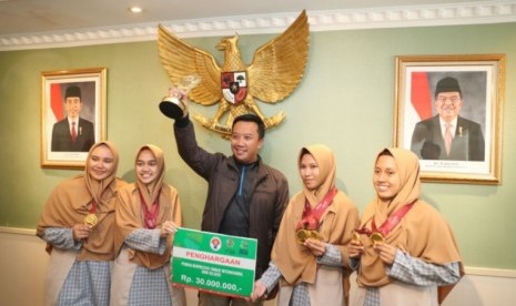 Menpora Imam Nahrawi (tengah) bersama juara 4th International School Arabic Debating Championship, tim Tazkia International Islamic Boarding School (IIBS).