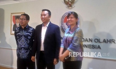 Menpora Imam Nahrawi (tengah) Bersama Plt. Ketua Umum PSSI Joko Driyono dan Sekjen PSSI Ratu Tisha Destria di Kemenpora, Rabu (21/2)