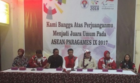 Menpora Imam Nahrawi (tengah) bersama sejumlah atlet penyandang disabilitas di Solo, Ahad (24/9).