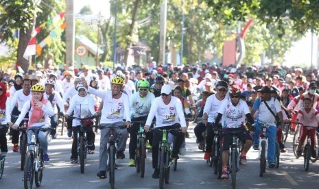 Menpora Imam Nahrawi (tengah) bersepeda di Tanah Laut, Kalimantan Selatan, Sabtu (22/7).