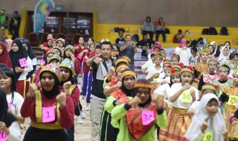 Menpora Imam Nahrawi (tengah) ikut menari Poco-Poco pada acara sosialisasi pemecahan rekor dunia Poco-Poco di Gelanggang Mahasiswa Soemantri Brodjonegoro, Kamis (10/5).