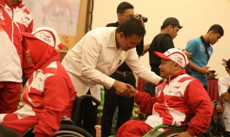 Menpora Imam Nahrawi (tengah) melepas atlet Para Games Indonesia, Selasa (12/9).