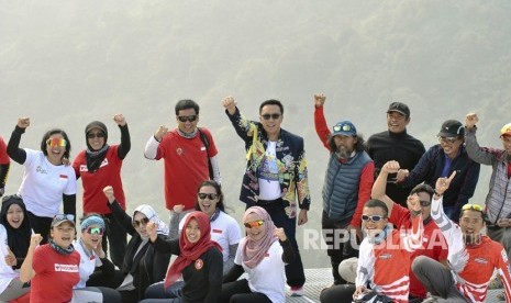 Menpora Imam Nahrawi (tengah) meneriakkan yel-yel bersama pelatih dan atlet timnas paralayang di arena paralayang Asian Games 2018, Bukit Pasir Sumbul, Ciloto, Kabupaten Cianjur, Jawa Barat, Kamis (26/7). 